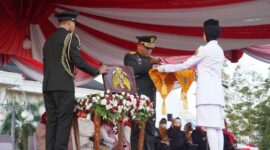 Danrem 042/Gapu Brigjen TNI Supriono saat Pimpin Upacara Penurunan Bendera Sang Merah Putih. FOTO : PENREM