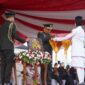 Danrem 042/Gapu Brigjen TNI Supriono saat Pimpin Upacara Penurunan Bendera Sang Merah Putih. FOTO : PENREM