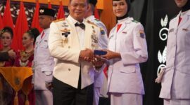 Danrem 042/Gapu Saat Memberikan ucapan selamat kepada Apridita Nurhidayah anggota Paskibraka asal Merangin Suvenir dari Pemerintah Provinsi Jambi. FOTO : Penrem.