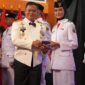 Danrem 042/Gapu Saat Memberikan ucapan selamat kepada Apridita Nurhidayah anggota Paskibraka asal Merangin Suvenir dari Pemerintah Provinsi Jambi. FOTO : Penrem.