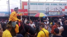 Warga antusias berfoto dengan Kuda Sanggar Tuah Sekate, Kamis (18/8/22). FOTO : Ist