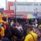 Warga antusias berfoto dengan Kuda Sanggar Tuah Sekate, Kamis (18/8/22). FOTO : Ist
