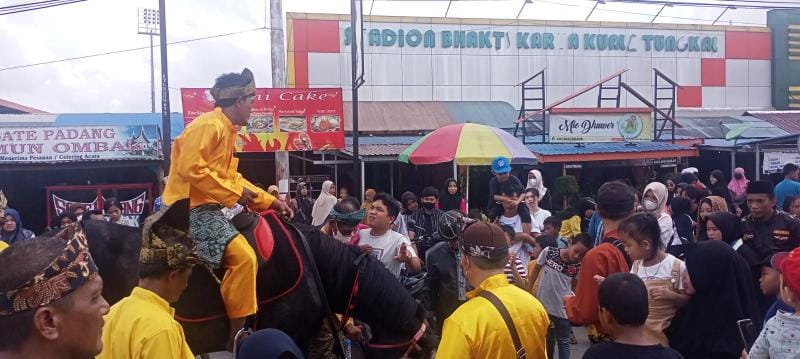 Warga antusias berfoto dengan Kuda Sanggar Tuah Sekate, Kamis (18/8/22). FOTO : Ist