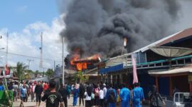 Kebakaran Hanguskan Rumah Penduduk di Teluk Nikau. FOTO : IST