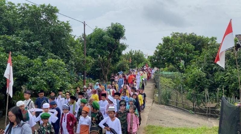 Begini Antusias Masyarakat Desa Mendalo Laut Ikuti Pawai Budaya HUT RI Ke 77. FOTO : Alam.