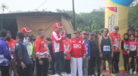 Dirreskrimsus Polda Jambi Kombes Pol Christian Tory Ikuti Lomba Lari 10K Merahkan HUT RI Ke 77 Finish Candi Muaro Jambi. [FOTO : Dhea]
