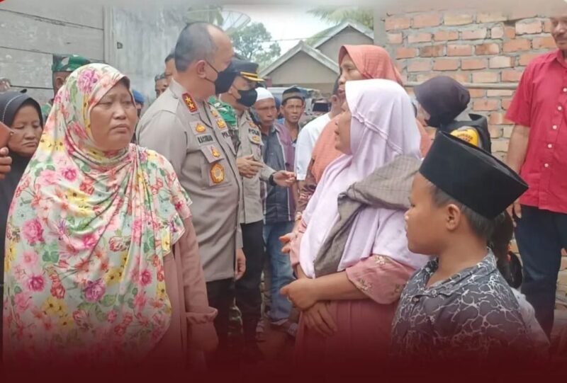 Kapolda Jambi lrjen Pol A. Rachmad Wibowo bersama Danrem 042/Gapu Brigjen TNI. Supriono saat di Tebo llir, Kabupaten Tebo, Jumat (26/8/22). FOTO : Humas