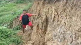 Kondisi Tepi Sungai Batanghari di Desa Senanung yang Terus Alami Abrasi mendekati rumah warga. FOTO : Ary/LT