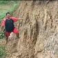 Kondisi Tepi Sungai Batanghari di Desa Senanung yang Terus Alami Abrasi mendekati rumah warga. FOTO : Ary/LT