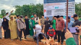 Gubernur Al Haris Saat Melakukan Bata Bata Cor Pertama Pembangunan Ponpes Jamaul Qur'an di RT 12 Desa Kebon IX, Sungai Gelam, Muaro Jambi, Minggu (28/8/22). FOTO : Noval