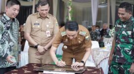 Pj Bupati Muaro Jambi Bachyuni Deliansyah Tandatangani Prasasti Resmikan Gedung Pengumpulan Limbah B3 PT AJM. FOTO : Noval/Ist.