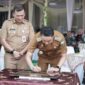 Pj Bupati Muaro Jambi Bachyuni Deliansyah Tandatangani Prasasti Resmikan Gedung Pengumpulan Limbah B3 PT AJM. FOTO : Noval/Ist.