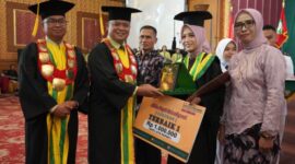 Danrem 042/Gapu Brigjen TNI Supriono Saat Hadiri Sidang Senat Terbuka STIKES Garuda Putih, Wisuda XX Program Diploma Keperawatan 2022 di Abadi Convention Center, Senin, (29/8/22). FOTO : PENREM
