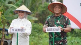 Danrem 042/Gapu dan Kepala BI Jambi Saat Tanam Perdana 10.000 bibit Cabai Merah di Lahan Poktan Tunas Jaya Kota Jambi, Kel. Paal Lima, Kec. Kota Baru, Kota Jambi, Selasa (30/8/22). FOTO : PENREM