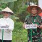Danrem 042/Gapu dan Kepala BI Jambi Saat Tanam Perdana 10.000 bibit Cabai Merah di Lahan Poktan Tunas Jaya Kota Jambi, Kel. Paal Lima, Kec. Kota Baru, Kota Jambi, Selasa (30/8/22). FOTO : PENREM