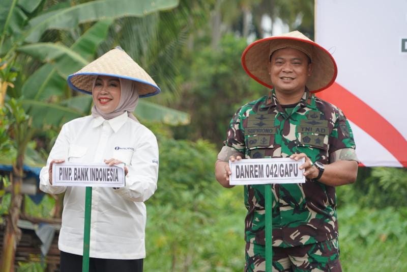 Danrem 042/Gapu dan Kepala BI Jambi Saat Tanam Perdana 10.000 bibit Cabai Merah di Lahan Poktan Tunas Jaya Kota Jambi, Kel. Paal Lima, Kec. Kota Baru, Kota Jambi, Selasa (30/8/22). FOTO : PENREM