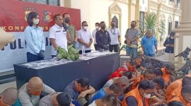 Polda Jambi Kombes Pol Christian Tory didampingi Kasubdit IV Tipidter AKBP Handoyo Saat Memimpin Pres Rilis di Mapolda Jambi. FOTO : Dhea.