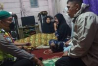 Anggota Satlantas Polres Muaro Jambi dan Polsek Mestong Saat di Rumah Duka. [FOTO : Humas PMJ]