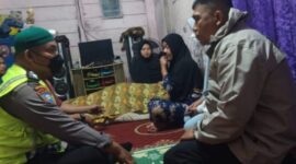 Anggota Satlantas Polres Muaro Jambi dan Polsek Mestong Saat di Rumah Duka. [FOTO : Humas PMJ]