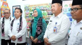 Ketua TP PKK Kabupaten Muaro Jambi Saat Hadir Acara Luncurkan Program DAHSAT di Kampung KB Desa Parit, Kec. Sungai Gelam, Rabu (24/8/22). FOTO : Noval