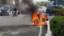 Tampak Api Membumbung Membakar Bagian Motor. FOTO : Dhea.
