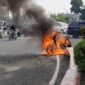 Tampak Api Membumbung Membakar Bagian Motor. FOTO : Dhea.