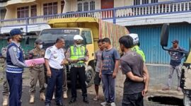 Kegiatan Patroli terpadu sosialisasi dan edukasi terkait aktivitas bongkar muat angkutan barang di Jalan Palembang dan Jalan Kemakmuran (Asia) dalam Kota Kuala Tungkal, Senin (5/9/22). FOTO : Bas/LT