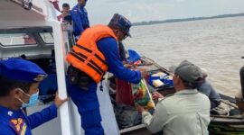 Pemberian Bansos Sembako kepada Nelayan dipimpin langsung Kasatpol Airud Polres Tanjung Jabung Barat, Polda Jambi, AKP Syaiful Anwar, Selasa (6/9/2022). FOTO : HMSRES Tjb