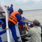 Pemberian Bansos Sembako kepada Nelayan dipimpin langsung Kasatpol Airud Polres Tanjung Jabung Barat, Polda Jambi, AKP Syaiful Anwar, Selasa (6/9/2022). FOTO : HMSRES Tjb