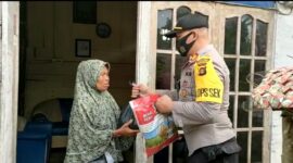 Kapolsek Mestong AKP Taroni Zebua bersama personil Membagikan Paket Sbako kepada Warga. FOTO : HUMAS PMJ