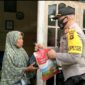 Kapolsek Mestong AKP Taroni Zebua bersama personil Membagikan Paket Sbako kepada Warga. FOTO : HUMAS PMJ