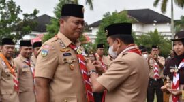 Gubernur Al Haris Menyematkan Penghargaan Lencana Darma Bakti di Hari Pramuka Ke-61. Kepada Danrem 042/Gapu Brigjen TNI Supriono, Rabu (07/9/22). FOTO : PENREM