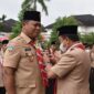 Gubernur Al Haris Menyematkan Penghargaan Lencana Darma Bakti di Hari Pramuka Ke-61. Kepada Danrem 042/Gapu Brigjen TNI Supriono, Rabu (07/9/22). FOTO : PENREM