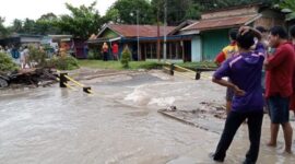 Penampakan Jembatan Penghubung 22 Desa di Sungai Bahat dibangun secara Swadaya Masyarakat Ambruk. FOTO : IST