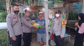 Kapolsek Danau Teluk Kota Jambi IPTU Moh. Choirul Umam Fauzi, MH Tengah Membagikan Sbako ke Warga. FOTO : Ist