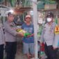 Kapolsek Danau Teluk Kota Jambi IPTU Moh. Choirul Umam Fauzi, MH Tengah Membagikan Sbako ke Warga. FOTO : Ist
