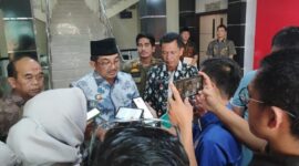 Didampingi Asisten I Bidang Ekbang dan Kadis Kopperindag, Bupati Tanjung Jabung Barat H Anwar Sadat menyampaikan upaya Pemda memenuhi kebutuhan BBM Subsidi bagi Masyarakat pasca kenaikan. FOTO : Humas