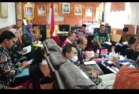 Wakil Bupati H. Hairan Saat Pimpin Rapat Pelaporan Hasil Pelaksanaan Pilkades Serentak 2022, Kamis (8/9/22). FOTO : Ist.
