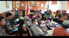 Wakil Bupati H. Hairan Saat Pimpin Rapat Pelaporan Hasil Pelaksanaan Pilkades Serentak 2022, Kamis (8/9/22). FOTO : Ist.