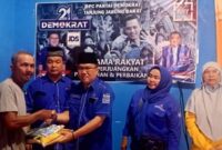 Didampingi pengurus, Ketua DPC Partai Demokrat Tanjung Jabung Barat Jamal Darmawan Sie, SE, MM secara simbolis memberikan tali kasih kepada Warga, Jum'at (9/9/22). FOTO : Bas/LT