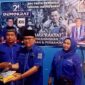 Didampingi pengurus, Ketua DPC Partai Demokrat Tanjung Jabung Barat Jamal Darmawan Sie, SE, MM secara simbolis memberikan tali kasih kepada Warga, Jum'at (9/9/22). FOTO : Bas/LT