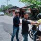 Aksi Berbagi Nasi Bungkus, Cara Keluarga Besar HWSB Peduli Sesama. FOTO : Ist