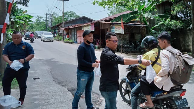 Aksi Berbagi Nasi Bungkus, Cara Keluarga Besar HWSB Peduli Sesama. FOTO : Ist