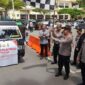 Kapolda Jambi Irjen Pol A Rachmad Wibowo Saat Melepas Personel yang akan Membagikan Paket Sembako. FOTO : Dhea