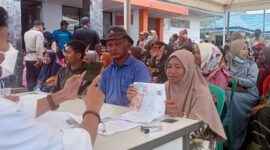 Warga bagian dari Keluarga Penerima Manfaat saat menerima pembayaran bantuan kenaikan BBM dan Beras di Kantor Pos Tungkal Ilir. FOTO : Bas/LT