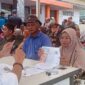 Warga bagian dari Keluarga Penerima Manfaat saat menerima pembayaran bantuan kenaikan BBM dan Beras di Kantor Pos Tungkal Ilir. FOTO : Bas/LT