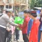 Direktur Lalu Lintas Polda Jambi Kombes Pol Dhafi Saat Menyerahkan Paket Sembako ke Warga. FOTO : Dhea.