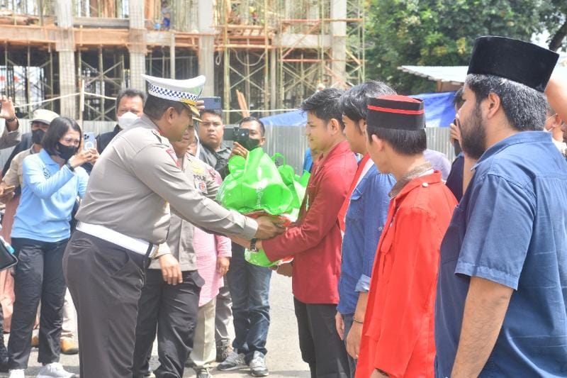 Direktur Lalu Lintas Polda Jambi Kombes Pol Dhafi Saat Menyerahkan Paket Sembako ke Warga. FOTO : Dhea.
