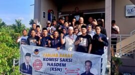 Ketua DPD Partai NasDem Tanjung Jabung Barat Riano Jayawardhana Nst, SH foto bersama para pengurus dan Kader serta beberapa saksi usai Launching KSN, Senin (12/9/22). FOTO : Bas/LT