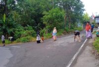 Warga LDII di Tegal Balong saat bergotong-royong di wilayah RT untuk turut menjaga kebersihan lingkungan dan jalan kampung. FOTO : Istimewa.